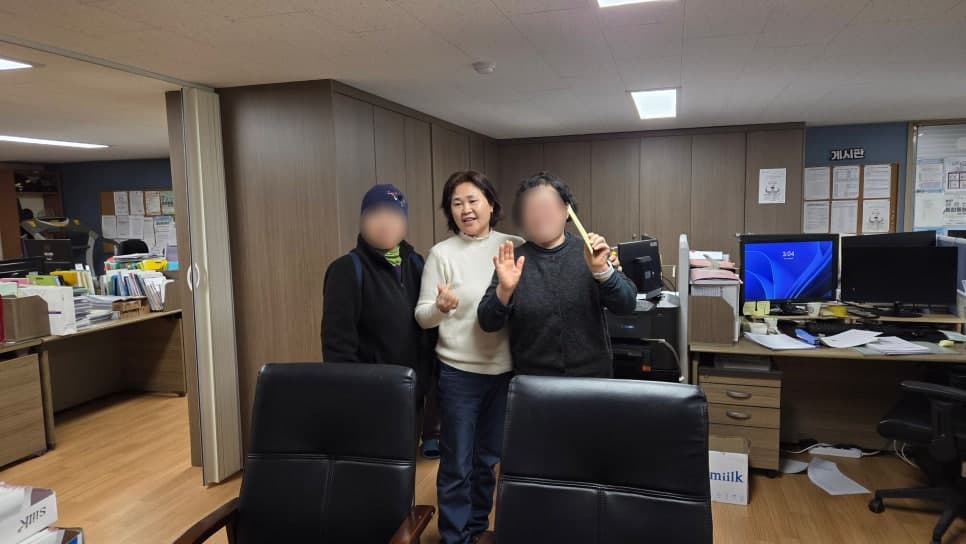 박순옥 센터장이 사무실에서 이용자와 함께한 활동 사진